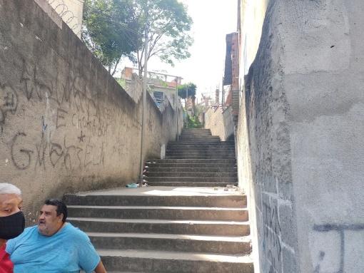 C:\Users\Vamp\Downloads\Viela 6 escadão inteligação com R Vitotoma Mastroroza sem corrimão nem limpeza urbana.jpg