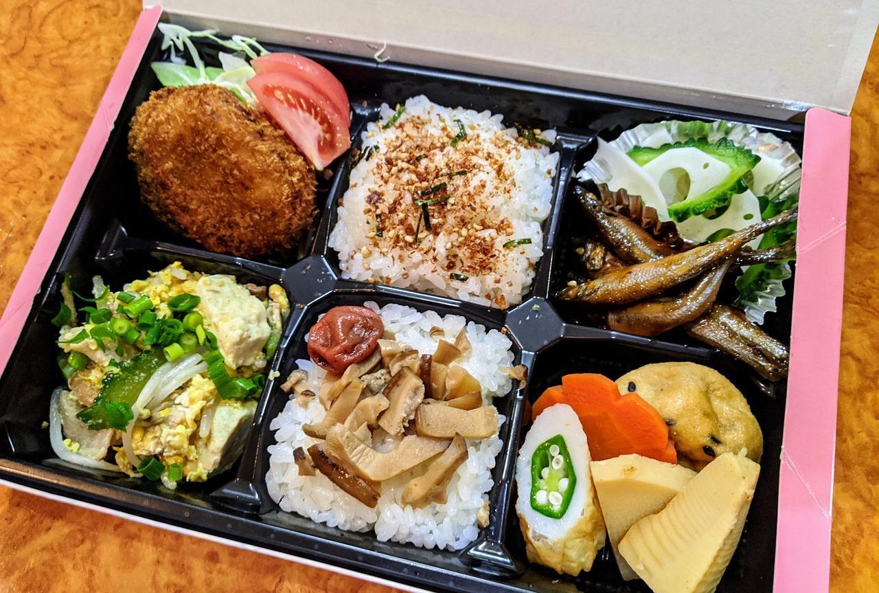 ทำความรู้จักกับเบนโตะ ข้าวกล่องญี่ปุ่นที่ใช้ศิลปะเเละหัวใจในการทำ8