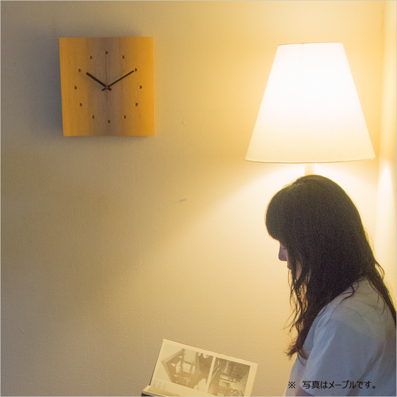 エレガントな雰囲気を演出する木製壁掛けクロック「マイン掛け時計」