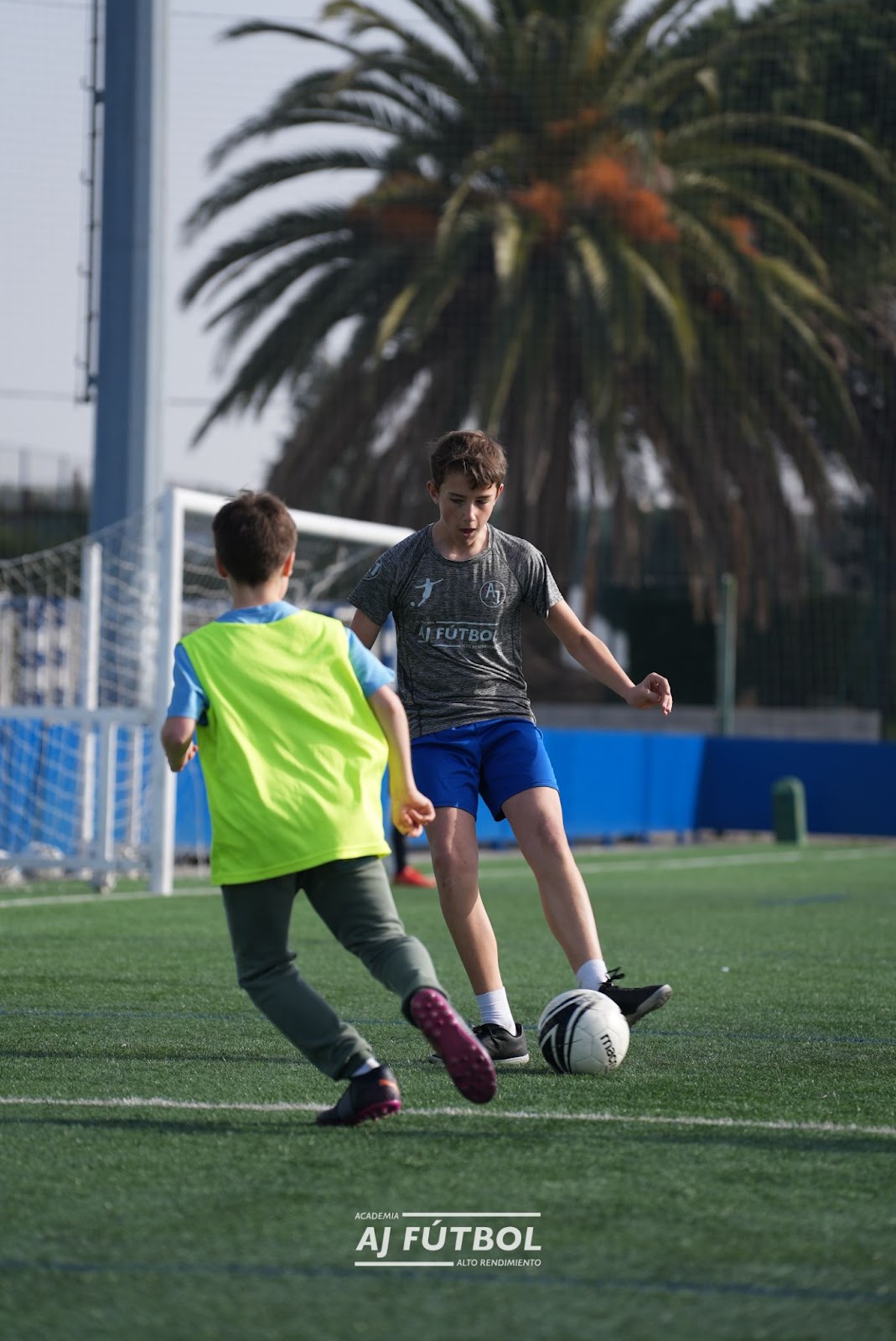 El 2TO1 hace competir al jugador con otro compañero, ayudándoles a trabajar tantos aspectos ofensivos como defensivos.