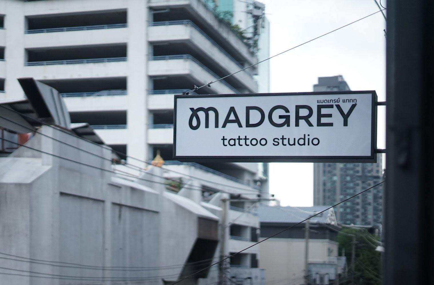อาจเป็นรูปภาพของ กลางแจ้ง และ ข้อความพูดว่า "MADGREY แทททู แมดเกรย์ tattoo studio"