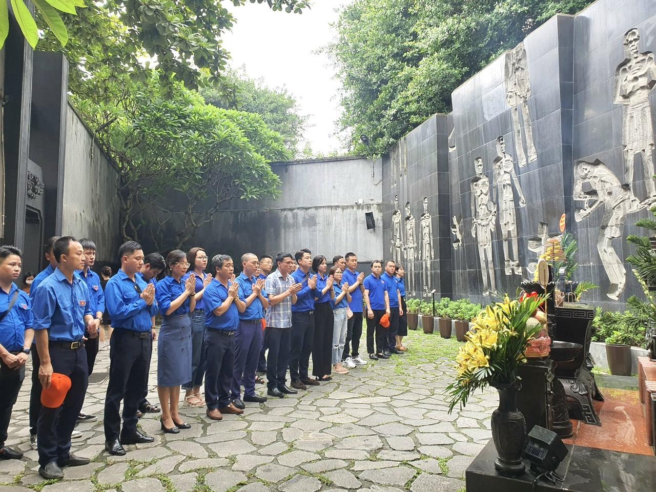Có thể là hình ảnh về 10 người