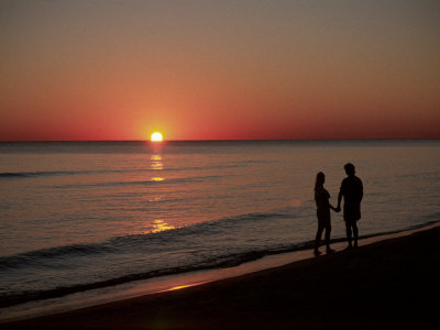canova-pat-silhouette-of-couple-on-beach-at-sunset-fl.jpg