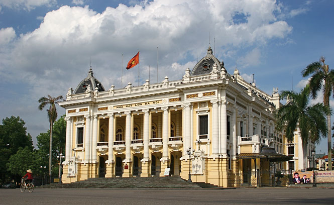 Nhà hát lớn Hà Nội mang nét kiến trúc cổ kính đặc trưng của nhà hát Opera ở Paris (Pháp)