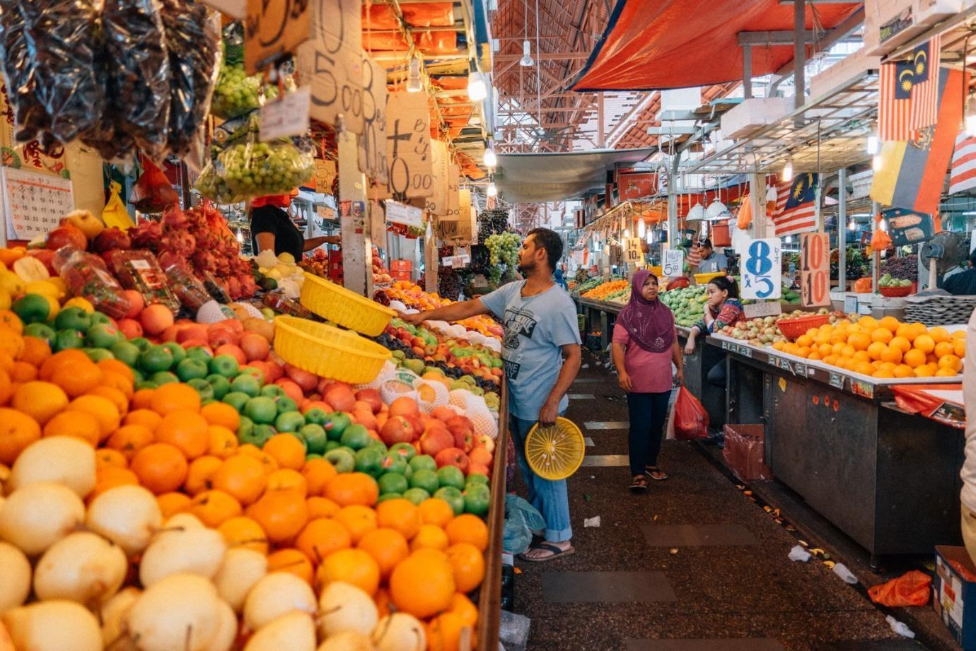 A store filled with lots of fresh produce

Description automatically generated