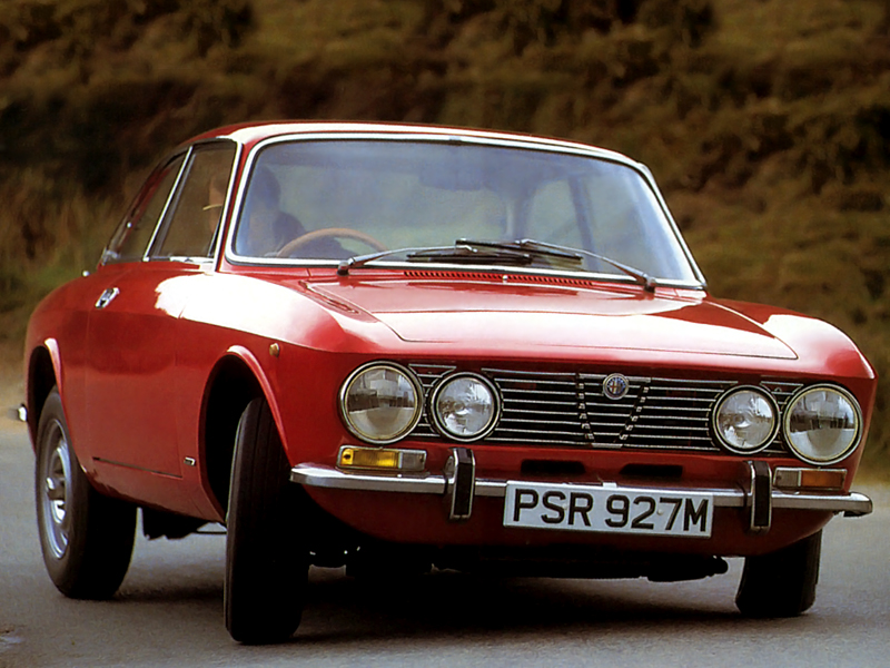 Alfa Romeo vermelho 2000 GTV 1971; para matéria sobre o filme Fast X