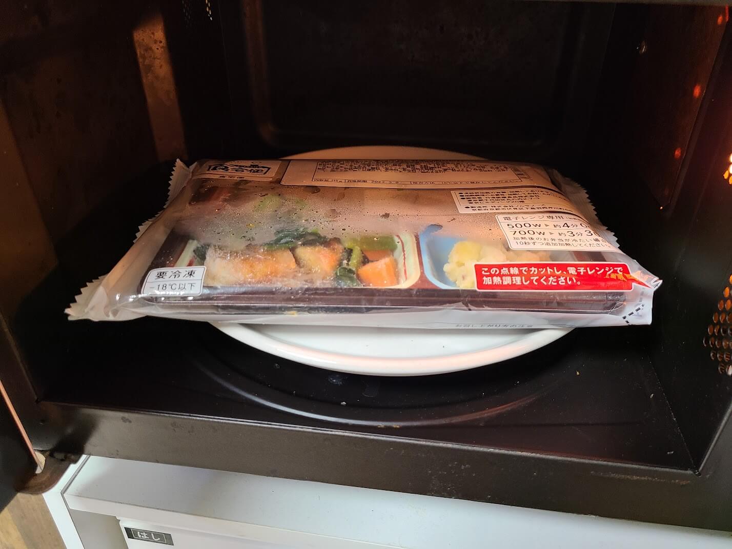 電子レンジに入っている冷凍弁当