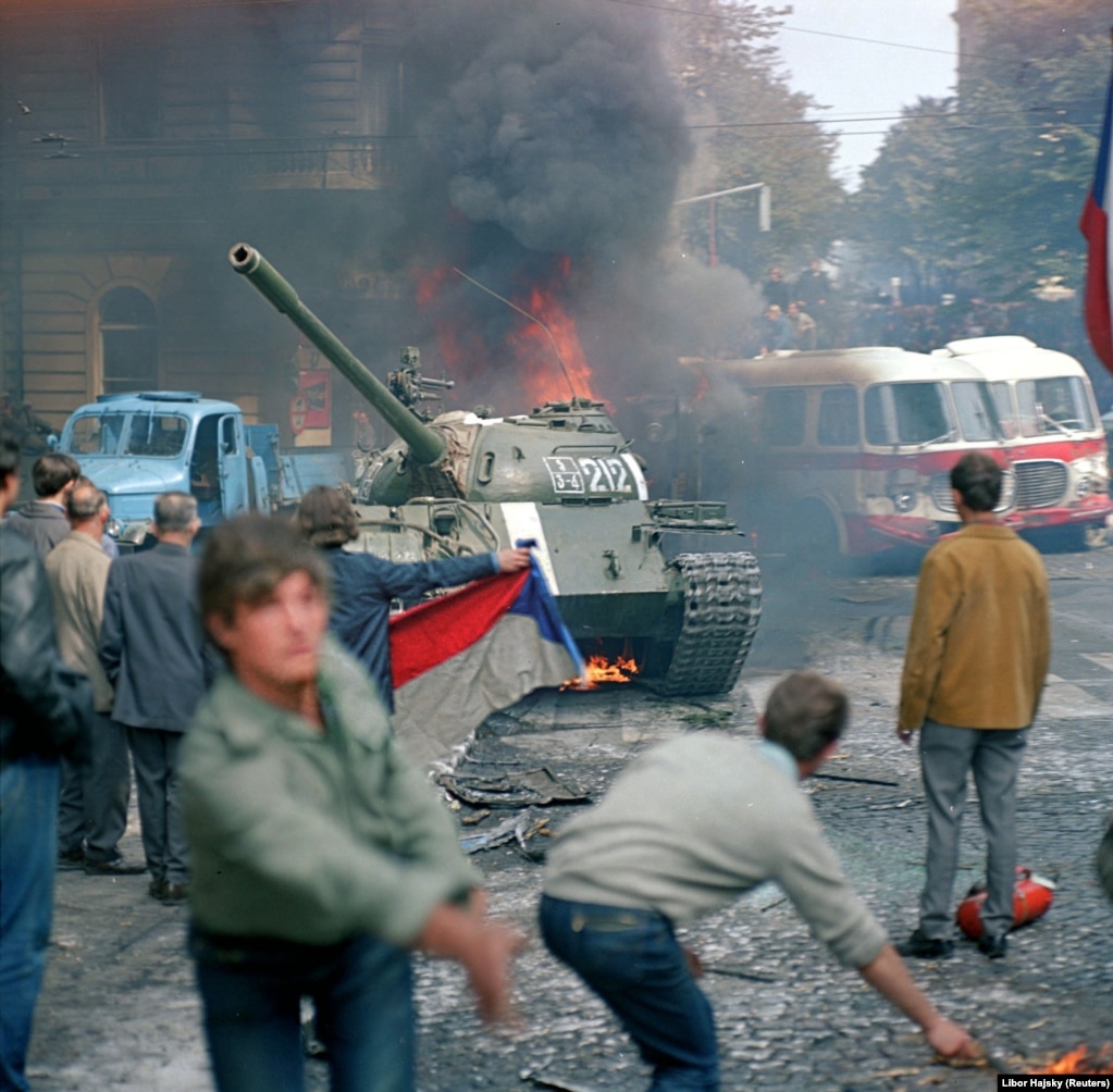 Чехи будують огорожі та атакують радянські танки перед будівлею Чеського радіо у Празі. 1968 рік