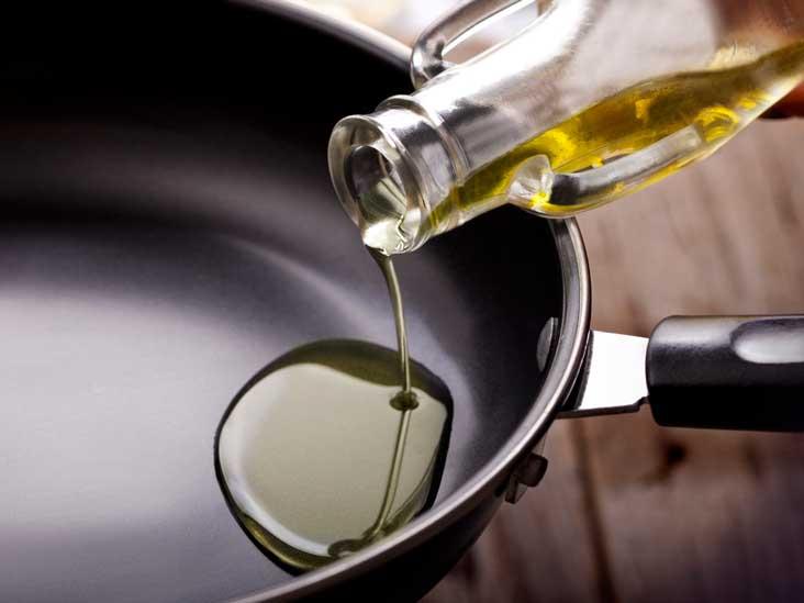 frying pan with cooking oil