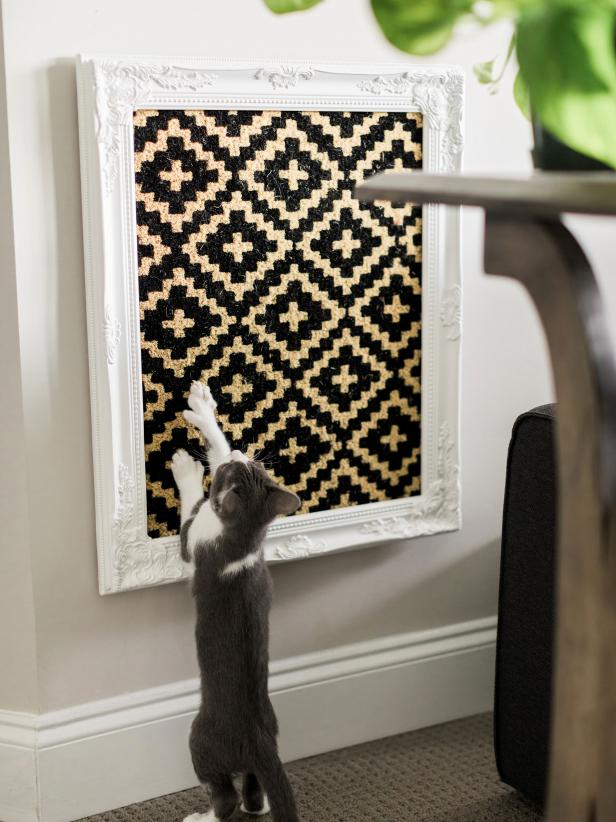 Easy And Clever DIY Projects: Hanging Cat Scratch Pad 