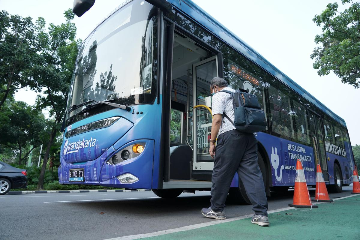 Peremajaan transportasi umum, usaha Pemprov DKI Jakarta mengatasi polusi udara