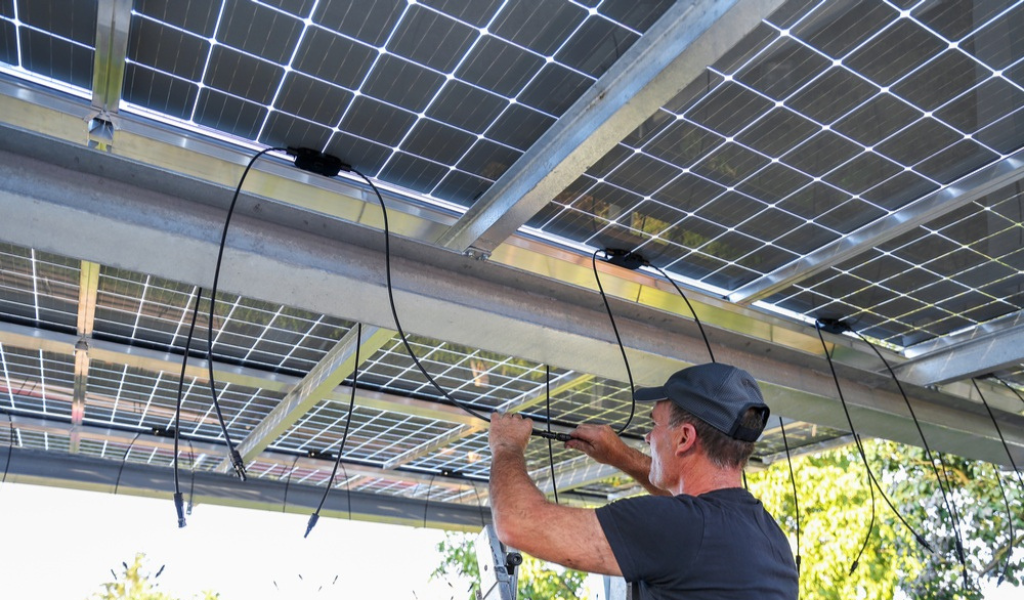 Technicien effectuant le câblage d'une pergola solaire