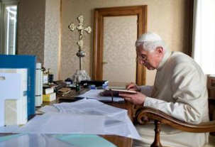 Đức Benedict XVI chia sẻ những động cơ của việc từ chức trong cuộc phỏng vấn năm 2016