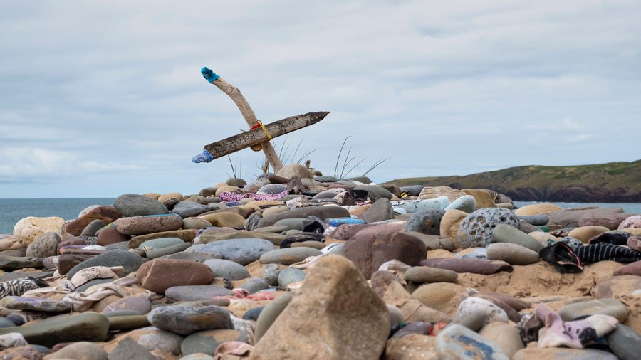 “Harry Potter” fans erected a memorial to Dobby the elf on the beach in Wales where the character’s death was filmed.