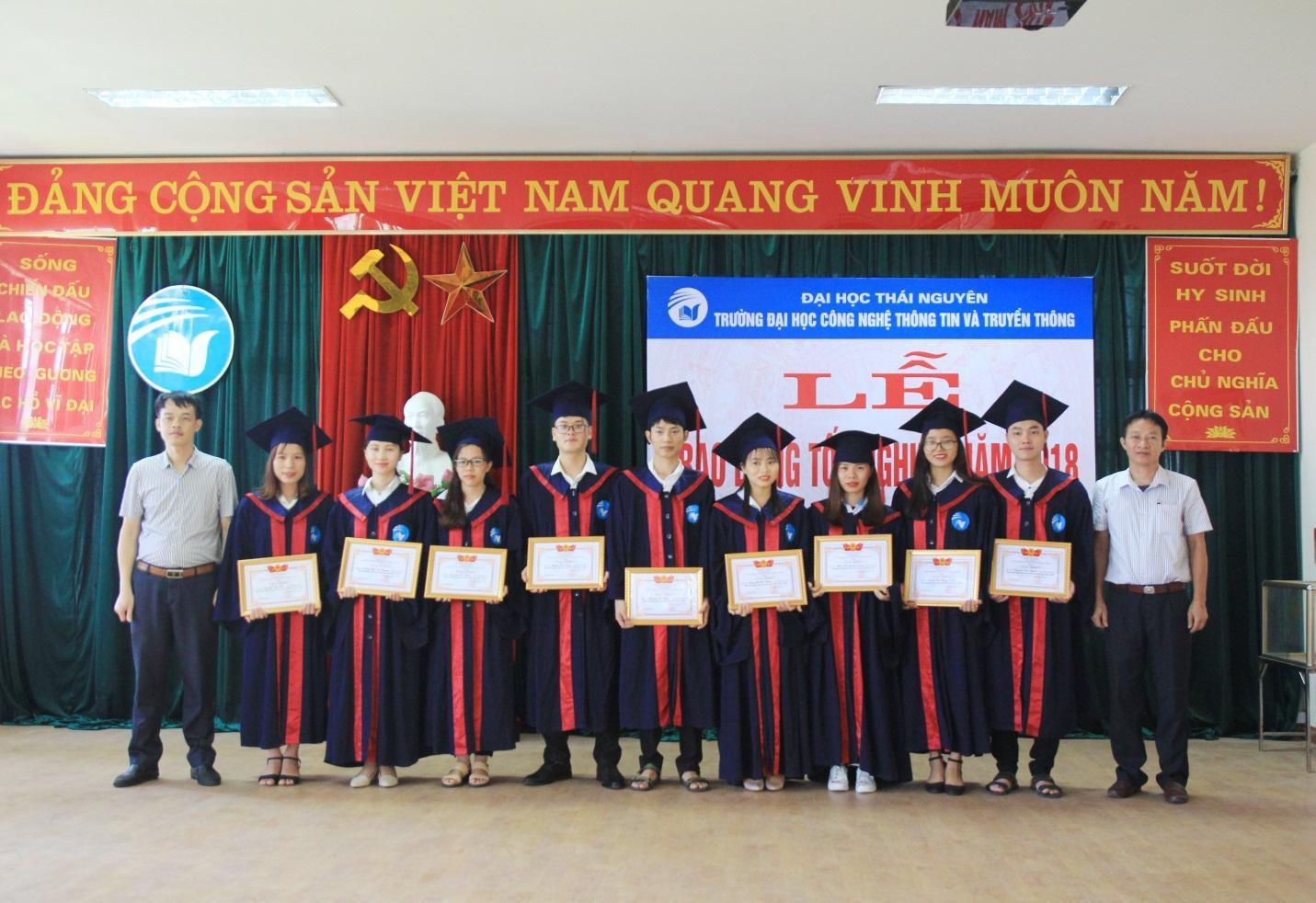 D:LTLINH - TTSK ICTUảnh2018tháng 7trao bằng TN CNĐT&TT và Khoa CN TĐHIMG_9839.JPG