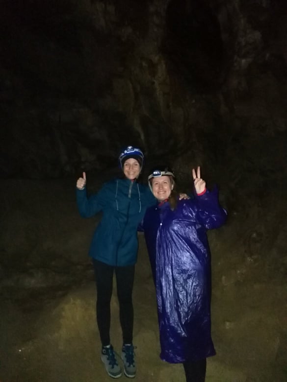 Janka a kamarátka v jaskyni