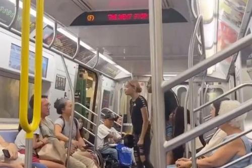 뉴욕 지하철에서 아시아계 가족을 위협하는 10대 소녀들