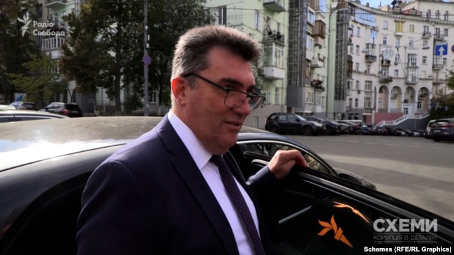 Коли «Схеми» запитали у Данілова – чому саме Демченко – він почав кивати головою в бік Офісу президента