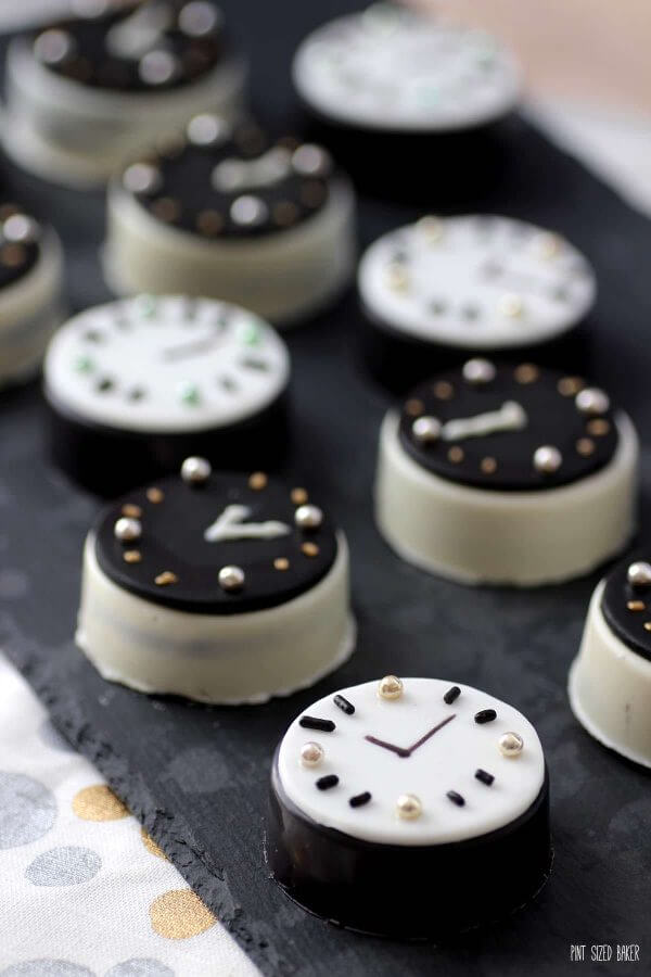 Don't let time run out! These fun chocolate covered Oreo Cookie Clocks are perfect for your New Years Party!