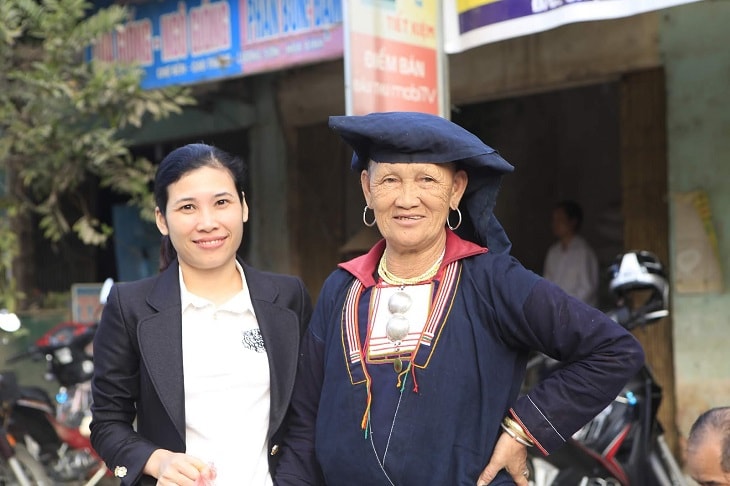 Lương y Nguyễn Thị Nghê (bên trái) nổi tiếng với bài thuốc nam trị tiểu đường