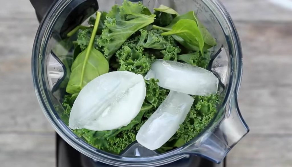 spinach smoothie banana grinding