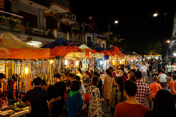 Không khí nhộn nhịp của chợ đêm phố cổ Hội An 