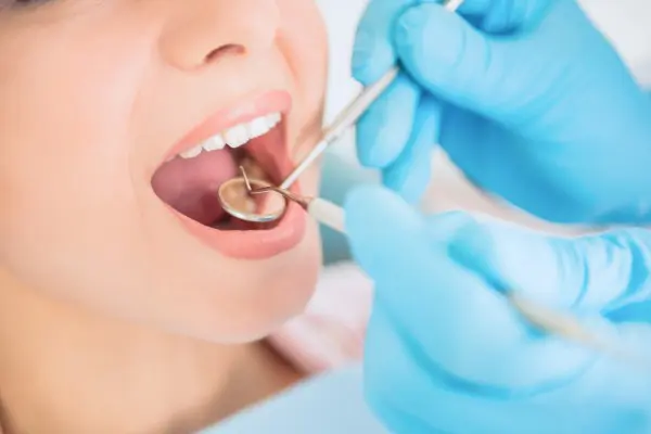 Осмотр при лечении дырки в зубах