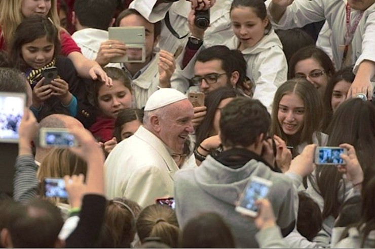 Pope Francis whit Young Singers