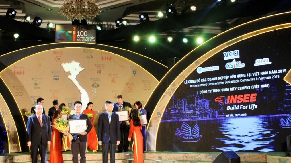 W:\S&M\PRIVATE-S&M\Marketing - Brand Communication19. PR Supporting\Press Release\Đại diện xem bong da keo nha cai nhận bằng chứng nhận Top 100 Doanh nghiệp Bền Vững 2019.jpg