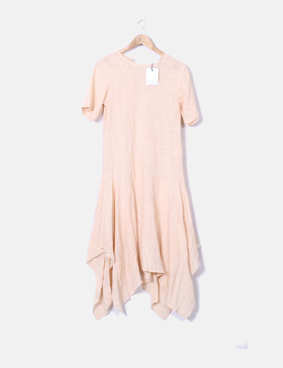 Vestido de verano de mujer, de lino con corte asimético, disponible en la tienda online de segunda mano Micolet. uno de los 15 mejores vestidos baratos para este verano