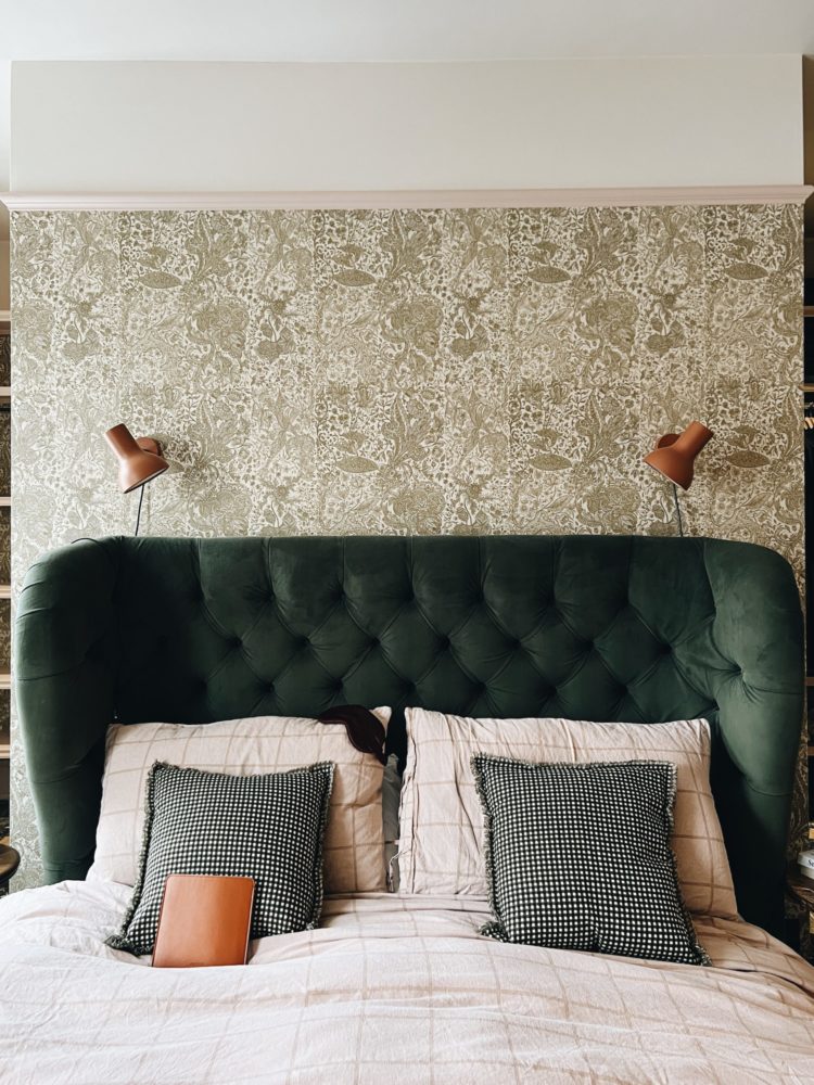 wallpaper Sarkozi by Mind The Gap, Bedside lights Margaret Howell for Anglepoise in Sienna, pink paint Temple by Paint and Paper Library, ceiling in Leather II