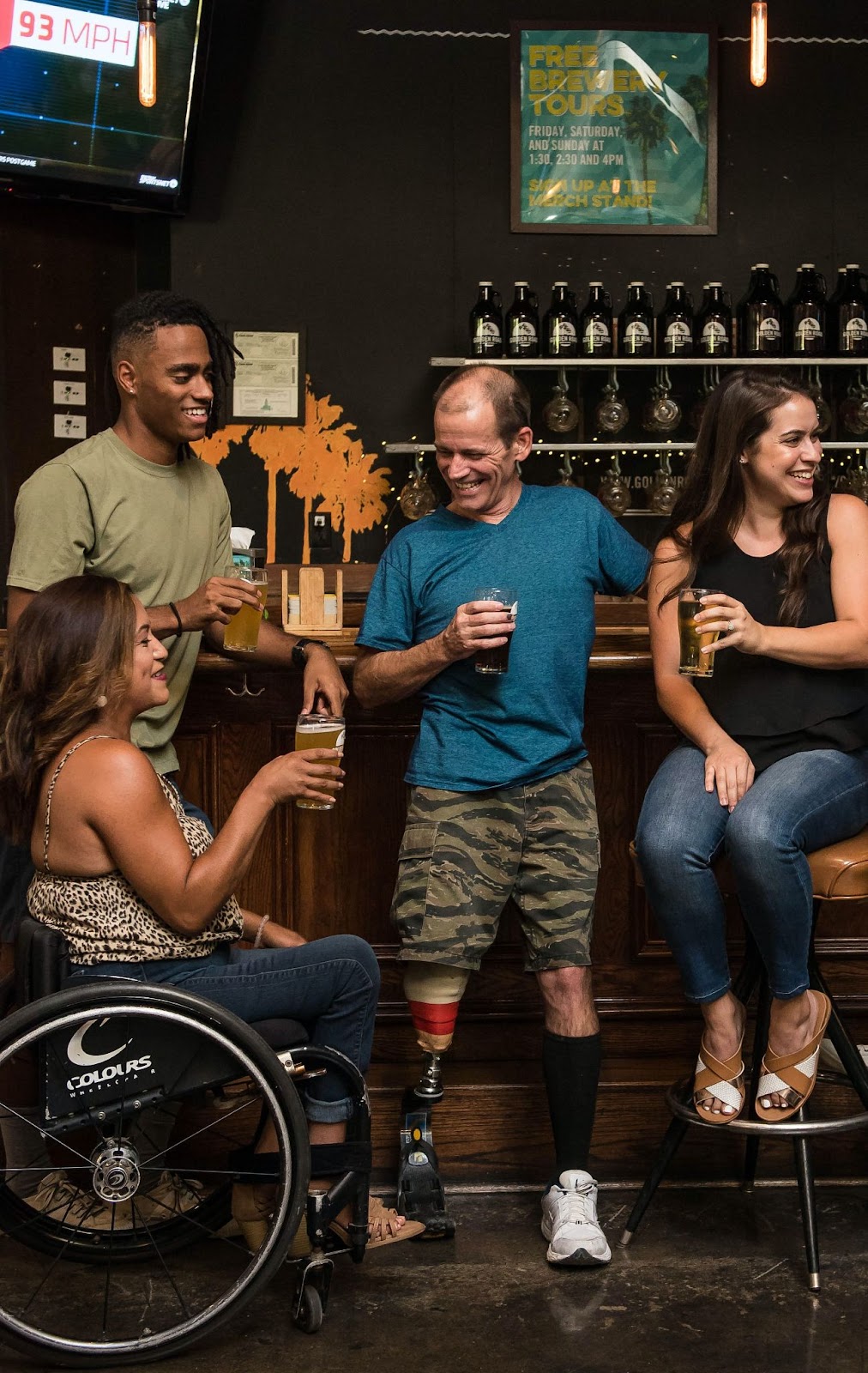 Un grupo de discapacitados en un bar bebiendo y platicando alegremente.