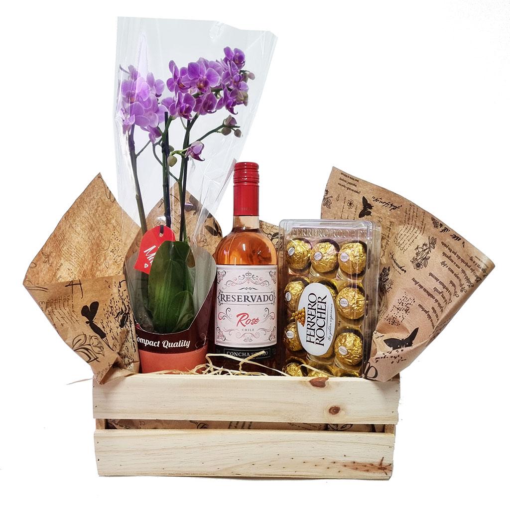 cesta para empresa com flores, vinhos e bombons
