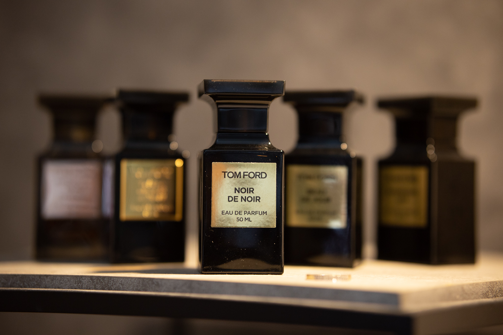 Nước hoa Tom Ford Noir de Noir thuộc nhóm hương hoa cỏ Síp, khơi dậy những cung bậc cảm xúc