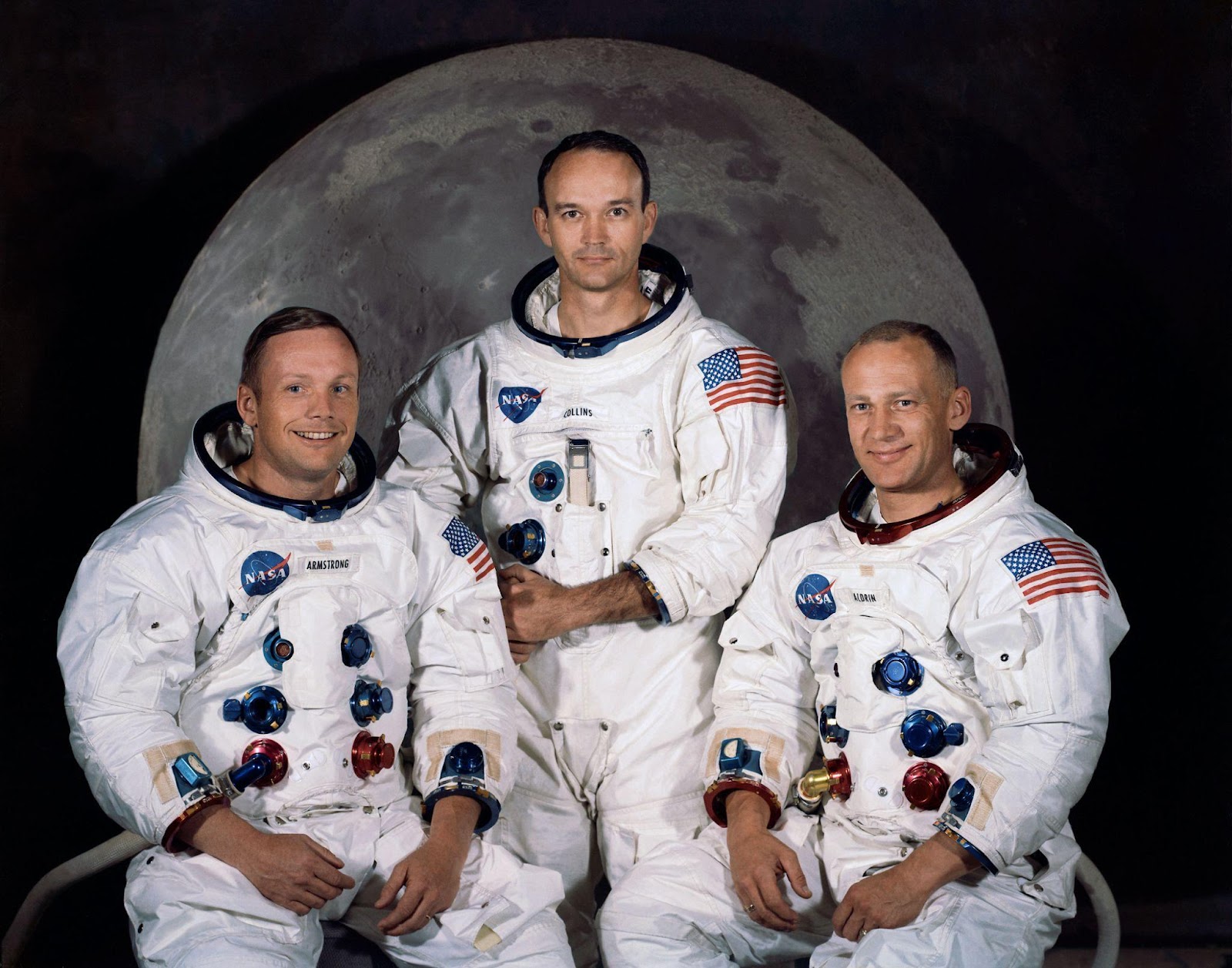 Tripulantes da Missão Apollo 11, da esquerda para a direita: Neil A. Armstrong, comandante; Michael Collins, piloto do módulo de comando; e Edwin E. Aldrin Jr., piloto do módulo lunar.