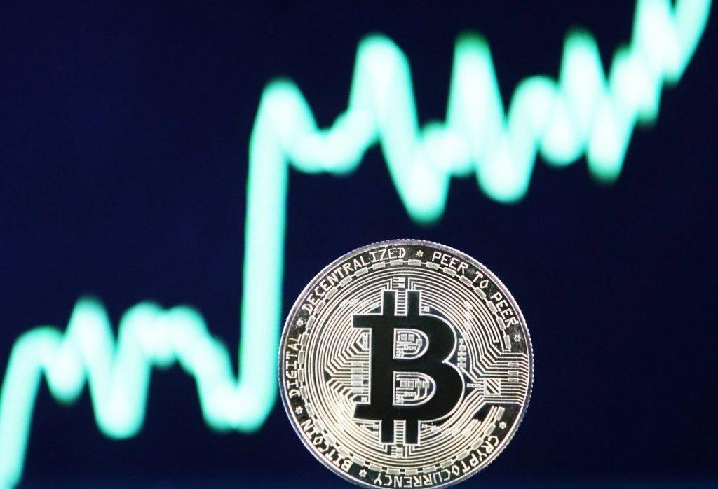 Bitcoin di depan grafik harga crypto