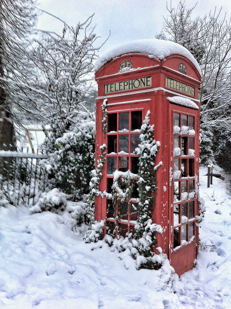 red-phone-booth-in-snowy-park