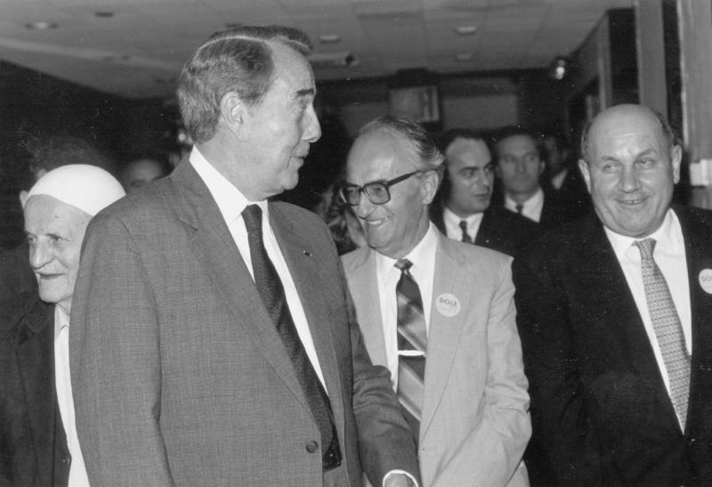 Ish senatori Dole (majtas) me prof. Sami Repishtin (në mes) dhe Xhemail (Jim) Xhemën.
