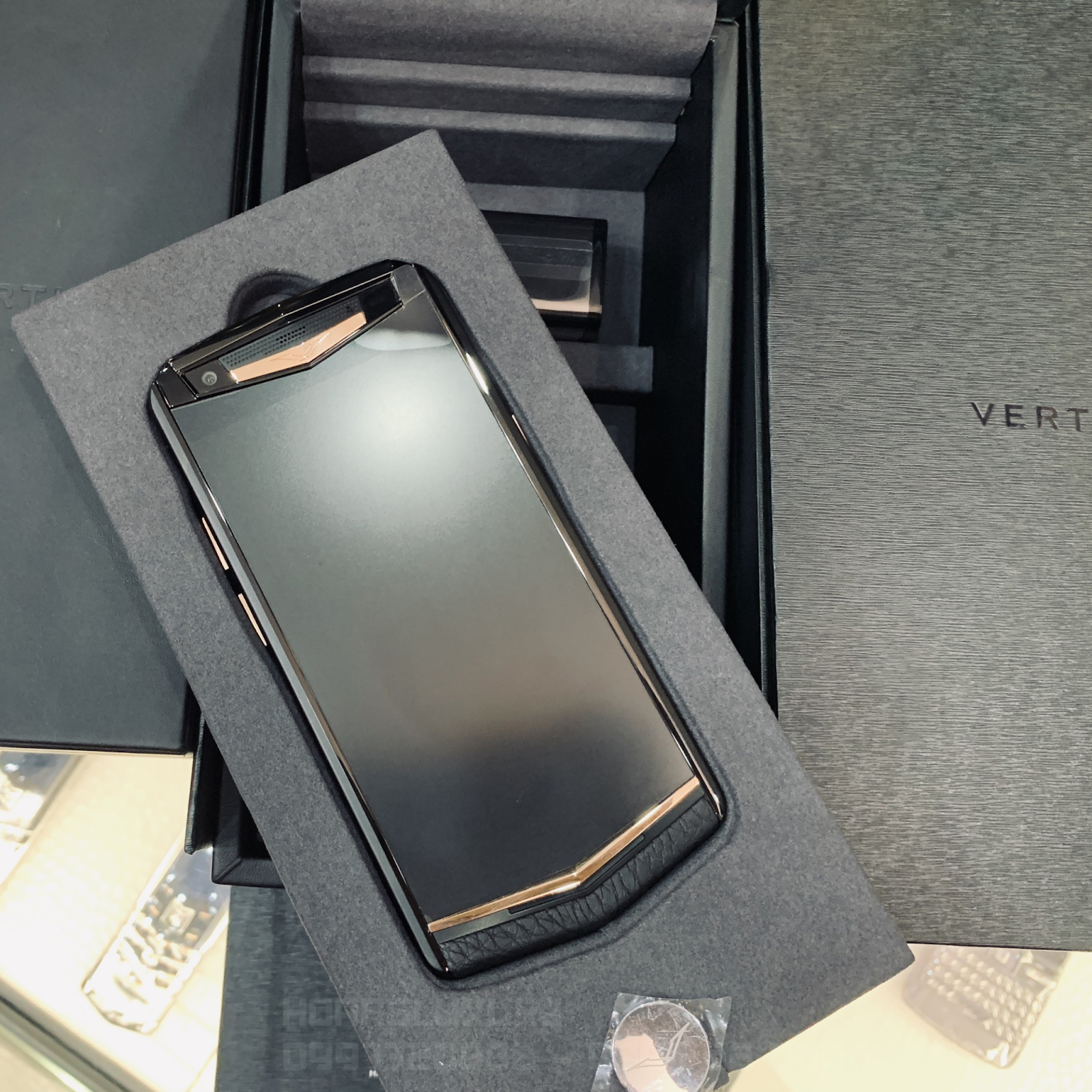 Vertu Aster P Black Mix Gold cao cấp chĩnh hãng tại Hoàng Luxury