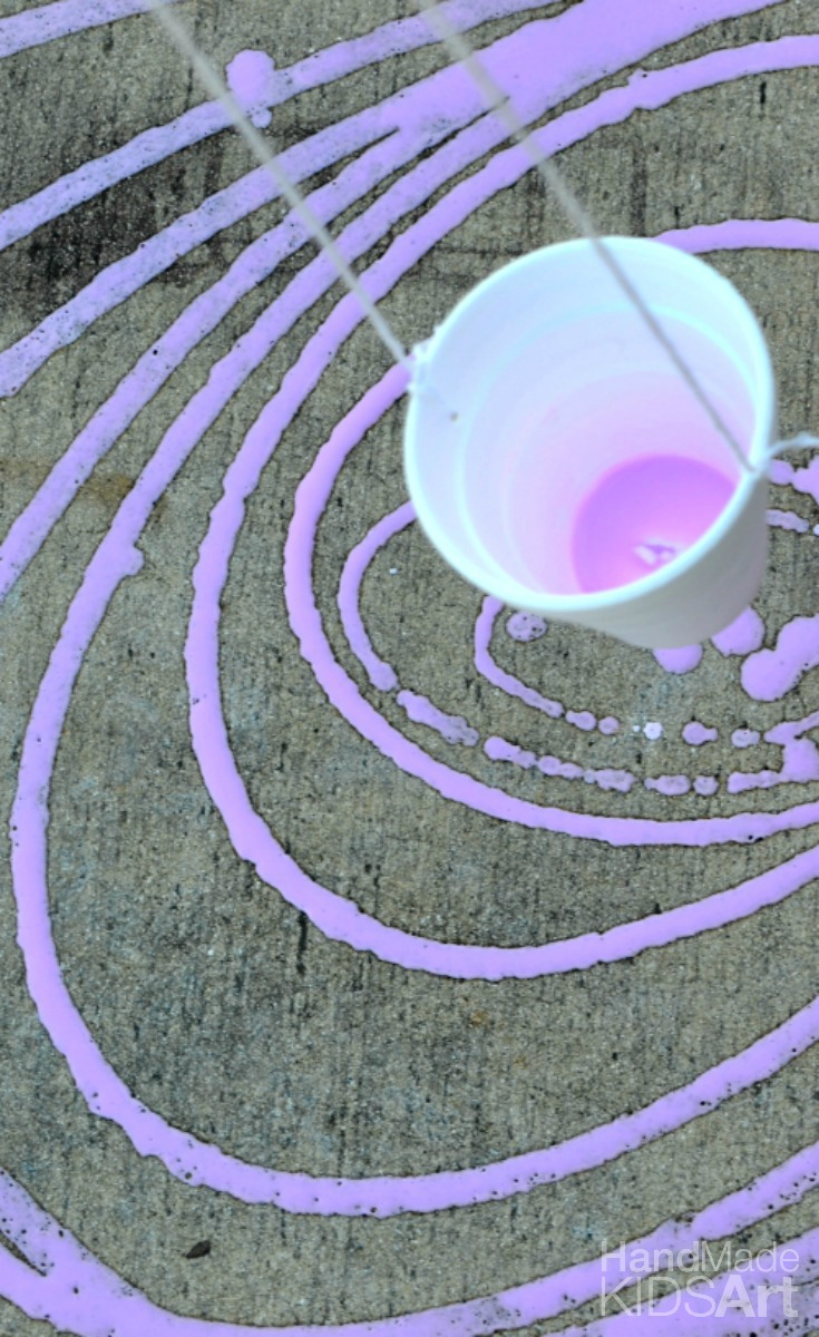 30 Outdoor Arts and Crafts for Kids: Pendulum painting