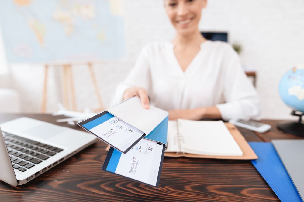 how do travel agents get paid