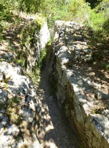 Canal ( béal ) d'arrivée d'eau creusé dans la roche.