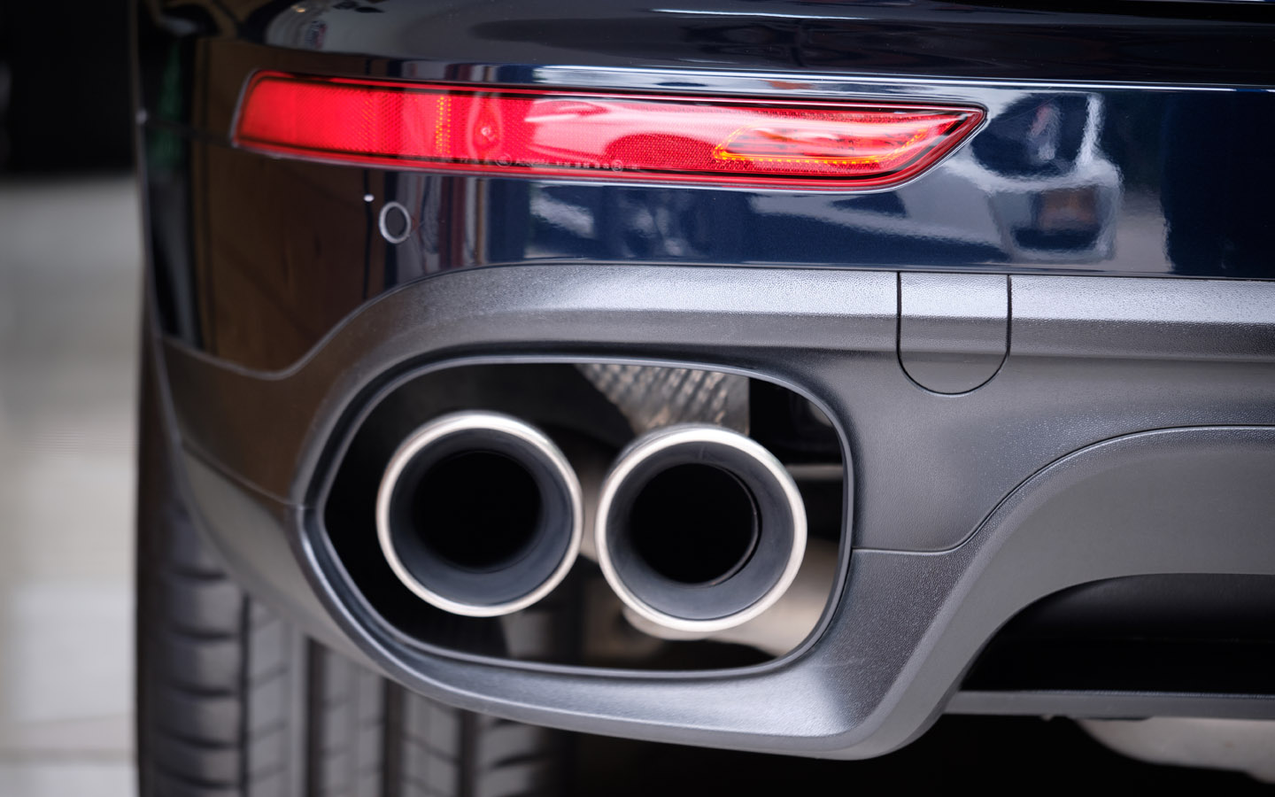 biofuels vs fossil fuels : car exhaust pipe
