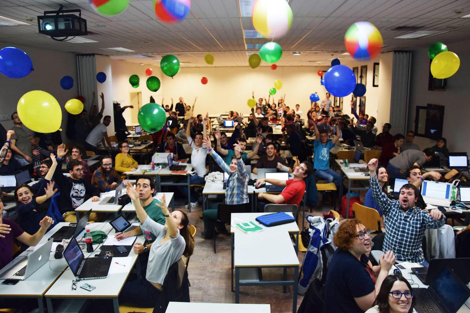 Hub d’étudiants organisé à l’Université Carlos III de Madrid en Espagne pour l’épreuve de qualification en ligne en février 2016