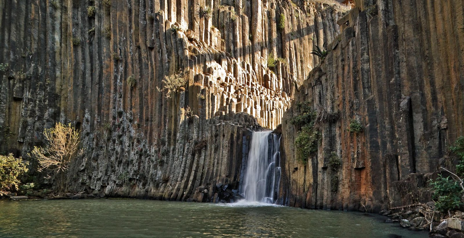 Una cascada de agua

Descripción generada automáticamente con confianza media