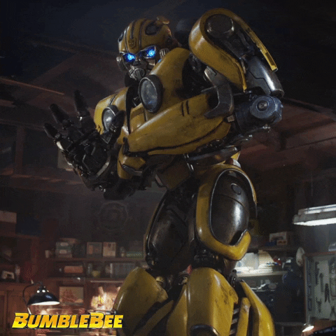 Gif do filme Transformers, onde Bumblebee, um robô alienígena de metal, balança sua mão direita dando tchau.