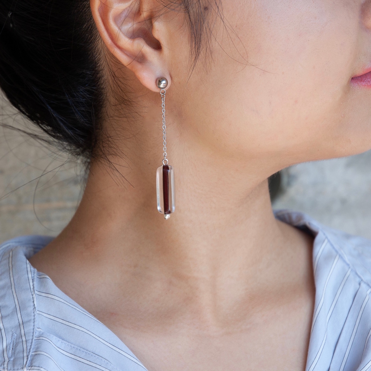 毎日のおしゃれにぴったりなアクセサリー シンプルデザインのピアス イヤリング Black Red Swaily