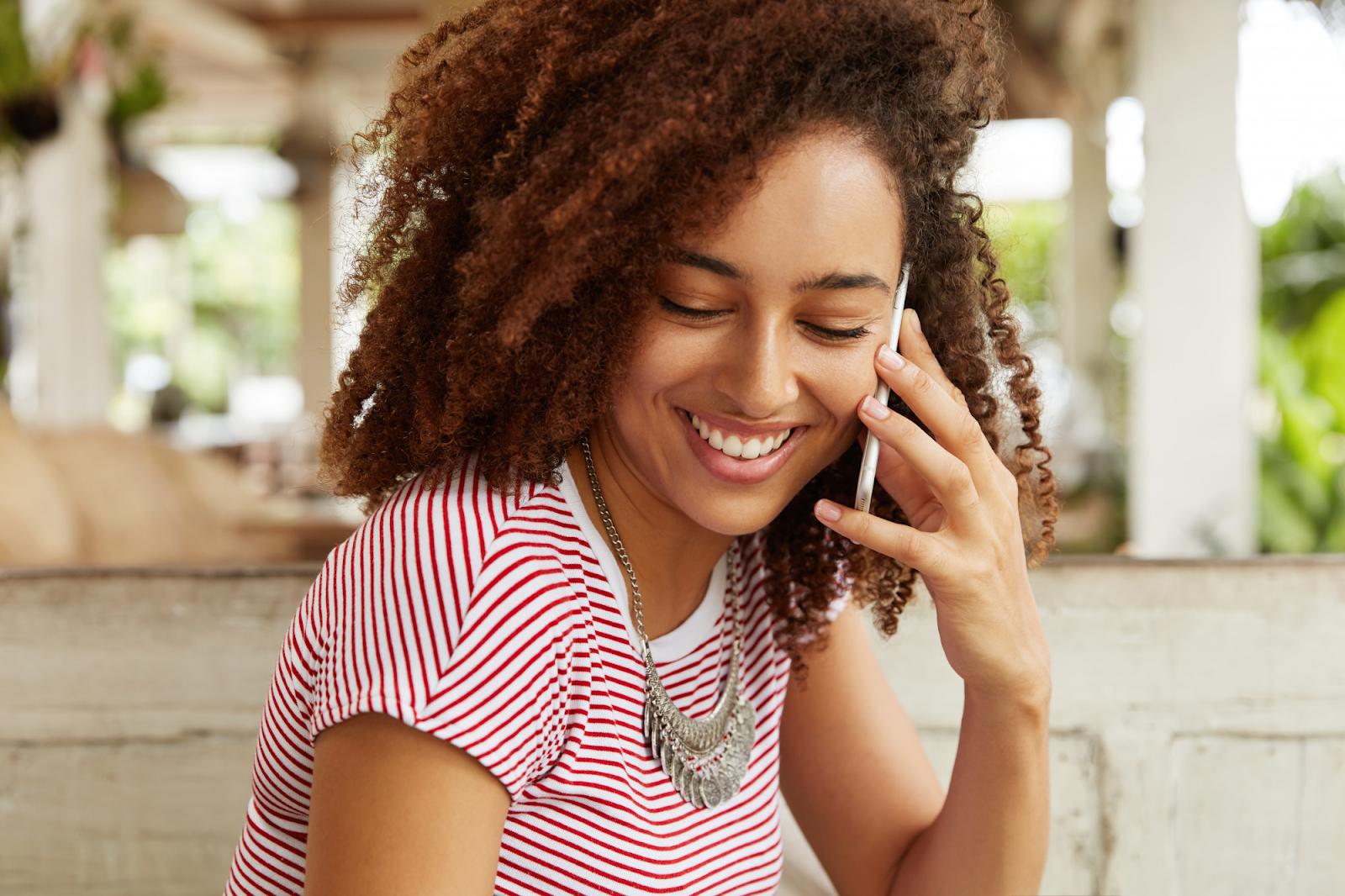 mulher utilizando um sistema de telefonia móvel empresarial