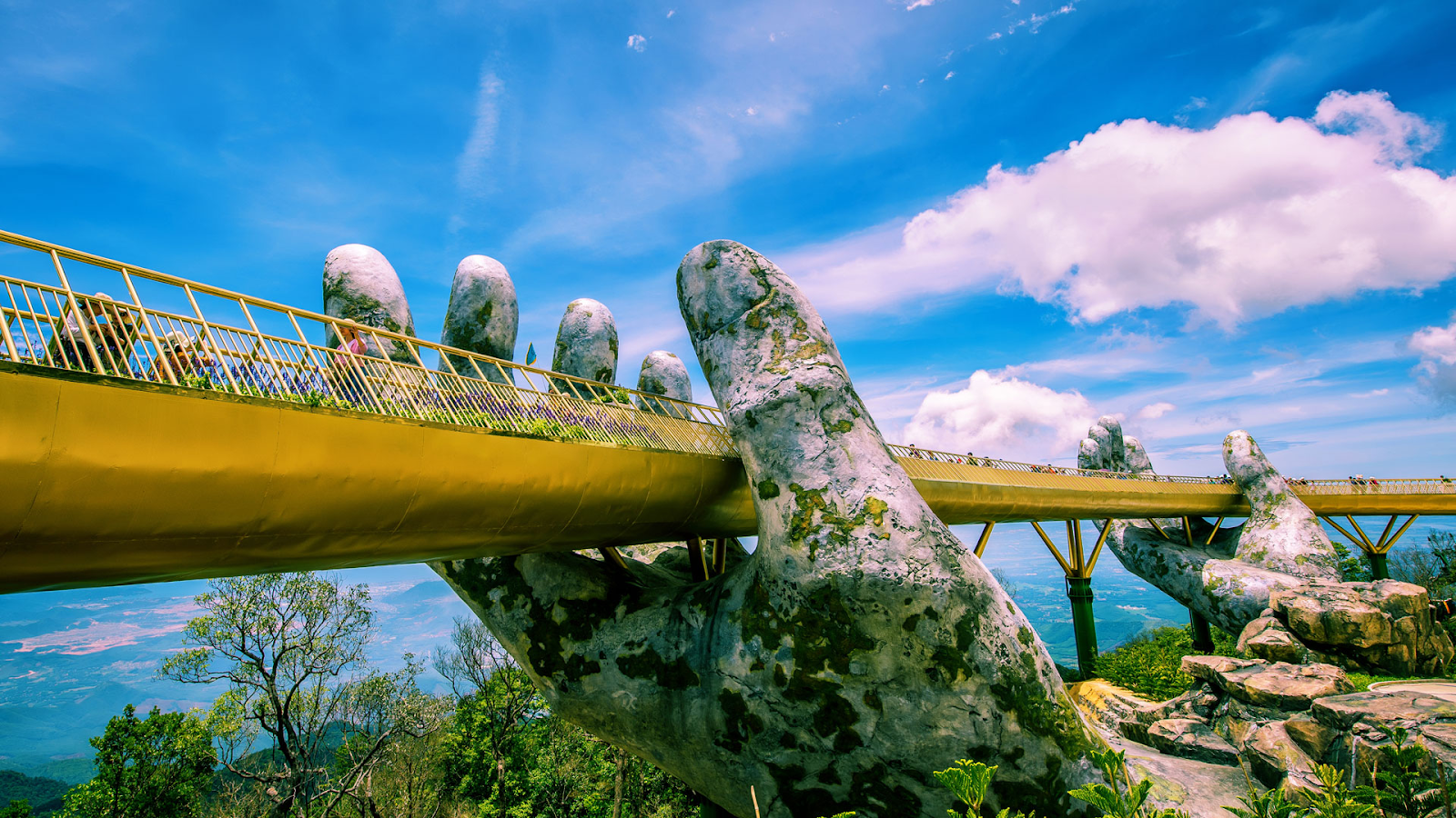 Cầu Vàng Đà Nẵng nổi bật với lối kiến trúc độc đáo, sáng tạo giữa trời xanh, cây cỏ hữu tình