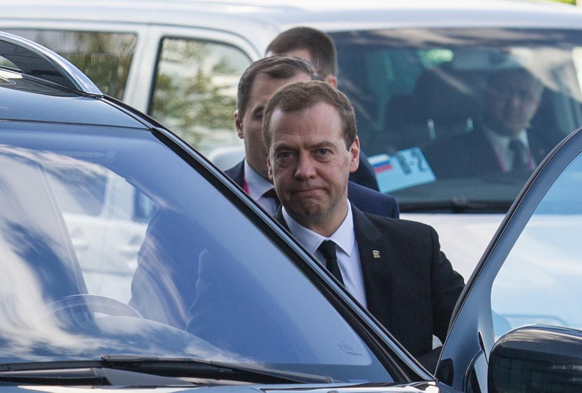 «Денег нет, но вы держитесь»: автомобили Дмитрия Медведева